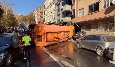 Bayrampaşa’da İBB’ye ait yol bakım aracının 8 araca çarptığı kazada 3 kişi yaralandı