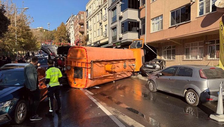 Bayrampaşa’da İBB’ye ait yol bakım aracının 8 araca çarptığı kazada 3 kişi yaralandı