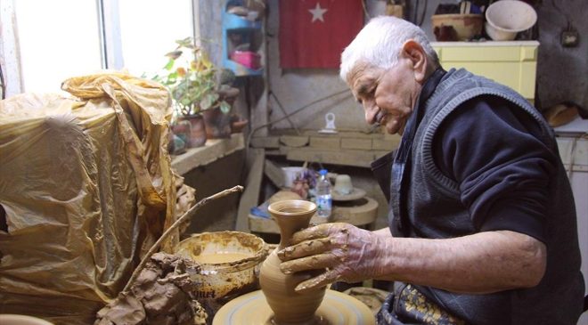 Bilecikli Osman usta 84 yılını geçirdiği çömlekçi çarkına veda etti