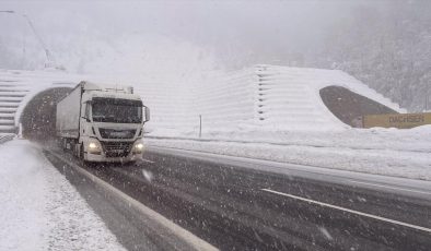 Bolu ve Düzce’de kar yağışı sürüyor