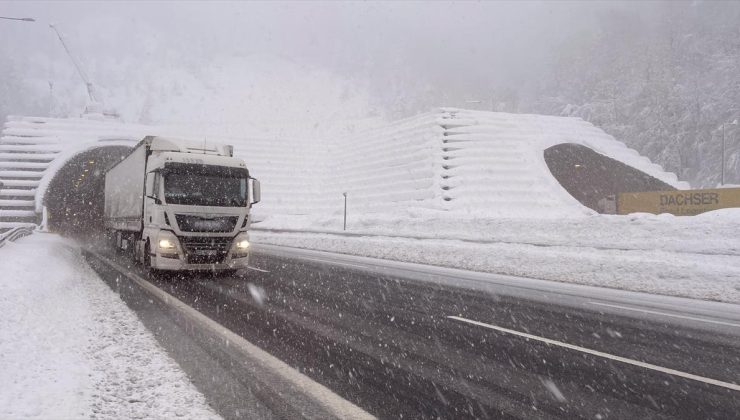 Bolu ve Düzce’de kar yağışı sürüyor