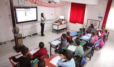 Buse Öğretmen, Herekol Dağı eteklerindeki okulda çocukları geleceğe hazırlıyor