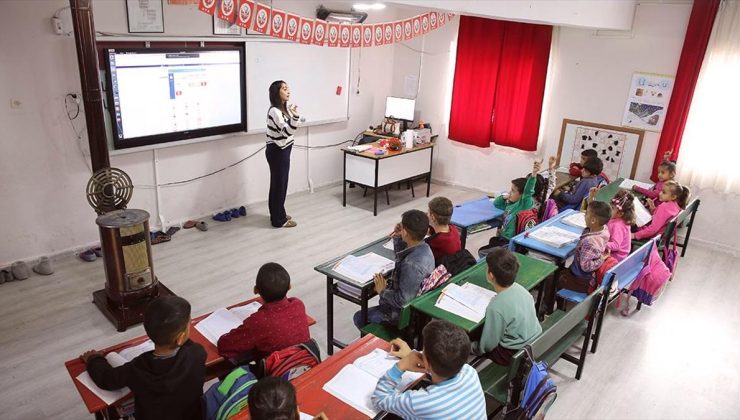 Buse Öğretmen, Herekol Dağı eteklerindeki okulda çocukları geleceğe hazırlıyor