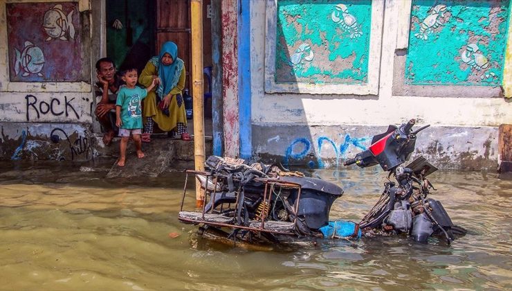 Endonezya’da ani sel ve toprak kaymaları sonucu ölenlerin sayısı 20’ye çıktı