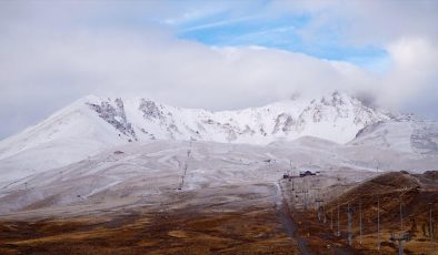 Erciyes Kayak Merkezi’ne kar yağdı