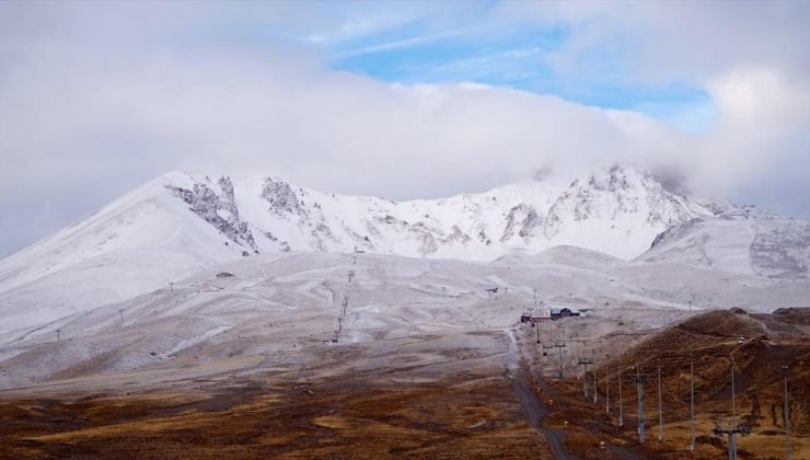 Erciyes Kayak Merkezi’ne kar yağdı