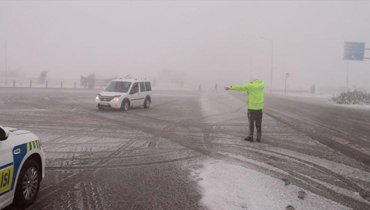 Erzincan-Sivas ile Erzincan-Gümüşhane kara yolları kar nedeniyle ulaşıma kapatıldı