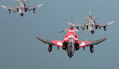 Eskişehir’de “F-4E Phantom” uçaklarından yer hedeflerine taarruz eğitimi uçuşu