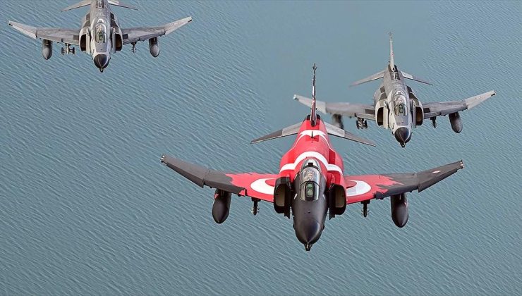 Eskişehir’de “F-4E Phantom” uçaklarından yer hedeflerine taarruz eğitimi uçuşu