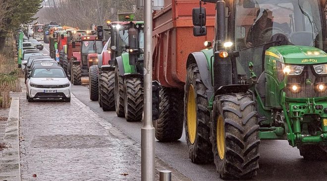 Fransa’da hükümetten yol kapatma eylemi yapan çiftçilere tepki