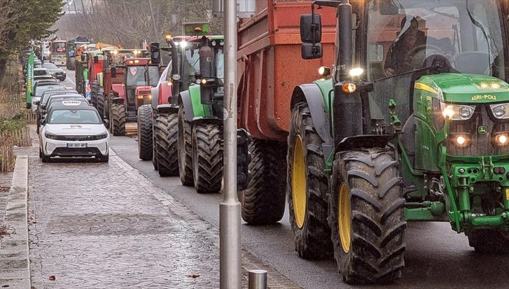 Fransa’da hükümetten yol kapatma eylemi yapan çiftçilere tepki