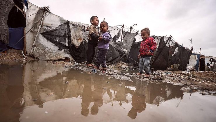 Gazze’de yerinden edilen Filistinlilerin çadırları yağmur sularının altında kaldı