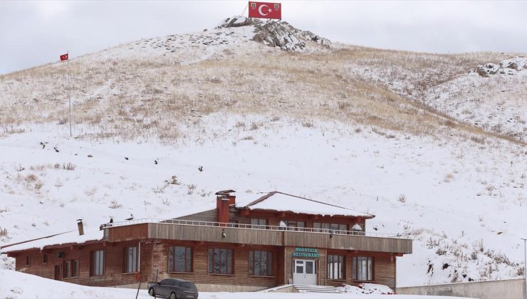 Hakkari’de yüksek kesimlerde kar etkili oldu