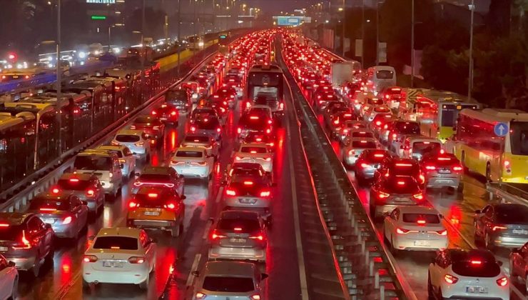 İstanbul’da haftanın son mesai gününde trafik yoğunluğu yaşanıyor