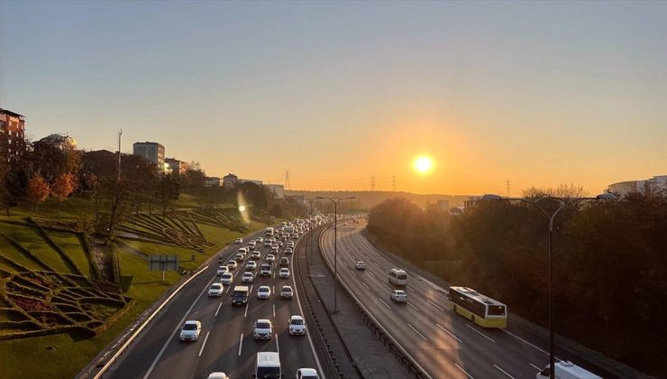 İstanbul’da ilk ara tatilin ardından trafik yoğunluğu yaşanıyor