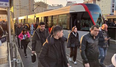 İstanbul’da toplu ulaşım ve bazı yollarda trafik yoğunluğu yaşanıyor