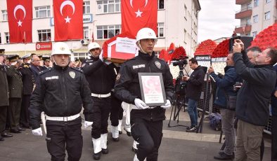 İstanbul’da trafik kazasına müdahale ederken şehit olan polis toprağa verildi