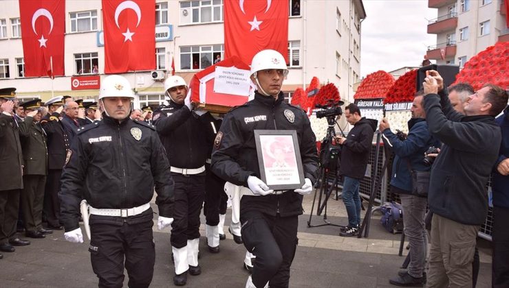 İstanbul’da trafik kazasına müdahale ederken şehit olan polis toprağa verildi