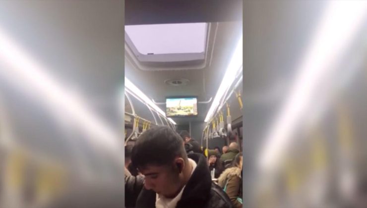 İstanbul’da yağış sonrası metrobüsün tavanından su aktı