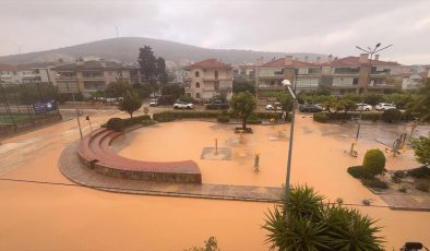 İzmir Çeşme’de etkili olan sağanak hayatı olumsuz etkiliyor