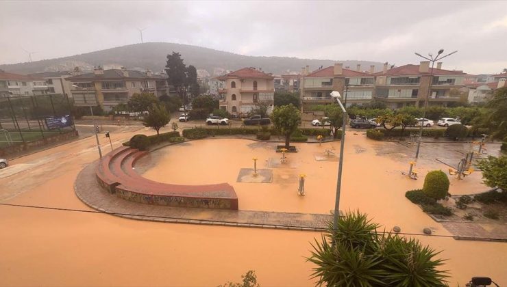 İzmir Çeşme’de etkili olan sağanak hayatı olumsuz etkiliyor