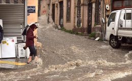 İzmir’de kuvvetli sağanak yaşamı olumsuz etkiliyor