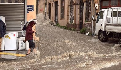 İzmir’de kuvvetli sağanak yaşamı olumsuz etkiliyor