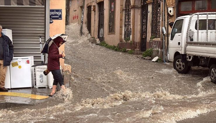 İzmir’de kuvvetli sağanak yaşamı olumsuz etkiliyor