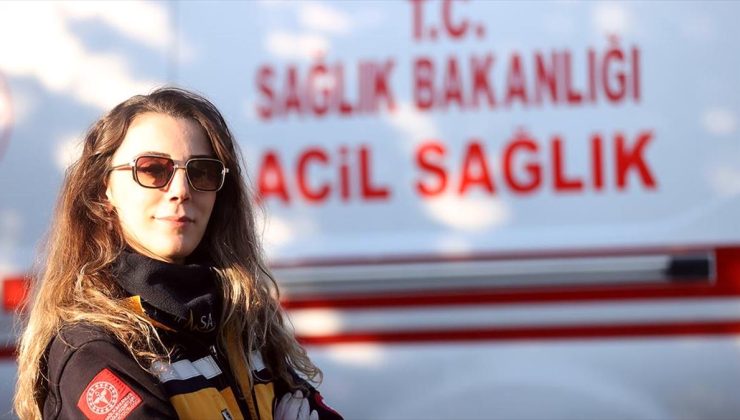 Kadın paramedik ambulans şoförü hayat kurtarmak için saniyelerle yarışıyor