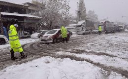 Kahramanmaraş-Kayseri kara yolu kar ve tipi nedeniyle ulaşıma kapandı