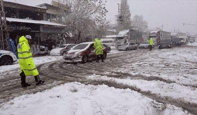 Kahramanmaraş-Kayseri kara yolu kar ve tipi nedeniyle ulaşıma kapandı