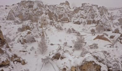 Kapadokya’da turistler karın keyfini yaşadı