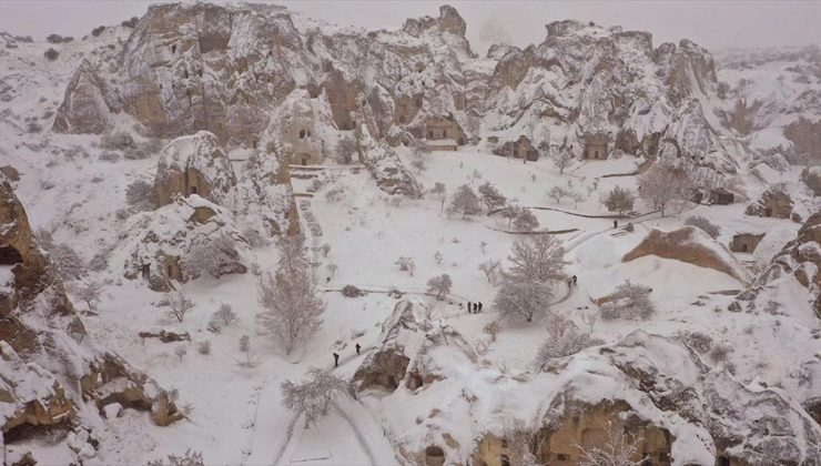 Kapadokya’da turistler karın keyfini yaşadı