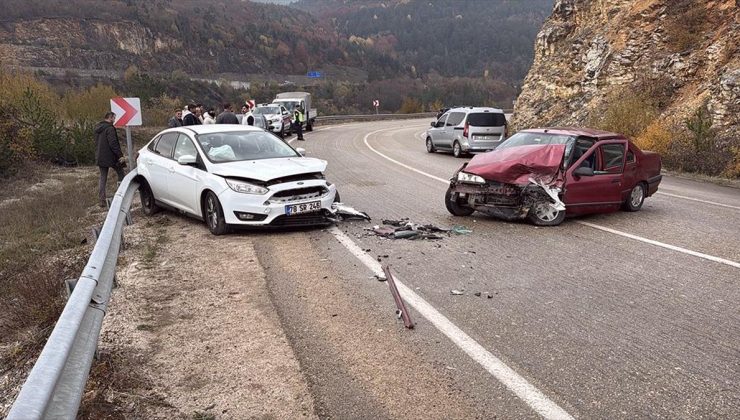 Karabük’te 2 otomobilin çarpıştığı kazada 8 kişi yaralandı