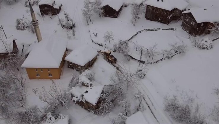 Kastamonu’da “kar savaşçıları” 6 bin 820 kilometre yolu ulaşıma açtı