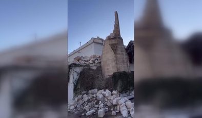 Mersin’de şiddetli rüzgar cami minaresini yıktı