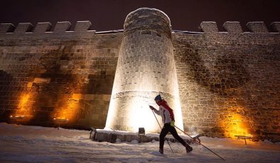 Milli sporcudan Erzurum’un tarihi yapıları arasında kayak keyfi