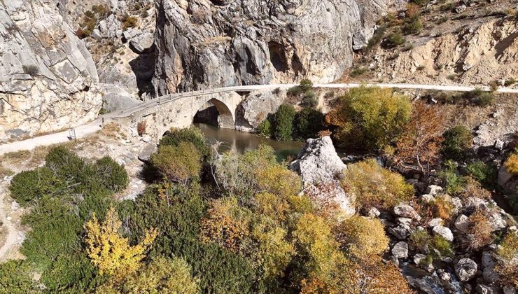 Nemrut Dağı eteklerinde sonbahar renkleri hakim oldu