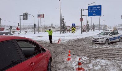 Nevşehir-Aksaray kara yolu kar ve tipi nedeniyle ulaşıma kapandı