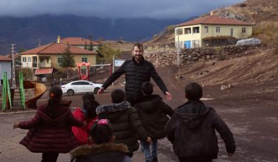 Ramazan öğretmen, günde 100 kilometre yolu öğrencileri için aşıyor