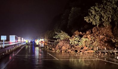 Rize’de heyelan nedeniyle Karadeniz Sahil Yolu’nun Artvin yönü ulaşıma kapandı