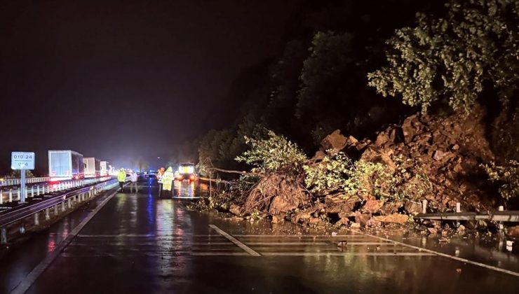 Rize’de heyelan nedeniyle Karadeniz Sahil Yolu’nun Artvin yönü ulaşıma kapandı