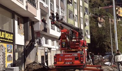 Rize’deki heyelanda evlerinden tahliye edilen vatandaşlar AFAD kontrolünde eşyalarını alıyor