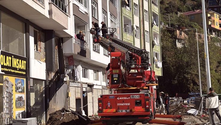 Rize’deki heyelanda evlerinden tahliye edilen vatandaşlar AFAD kontrolünde eşyalarını alıyor