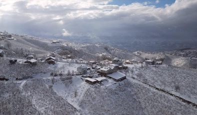 Sakarya’daki Keremali Dağı beyaz örtüyle kaplandı