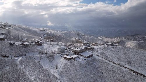 Sakarya’daki Keremali Dağı beyaz örtüyle kaplandı