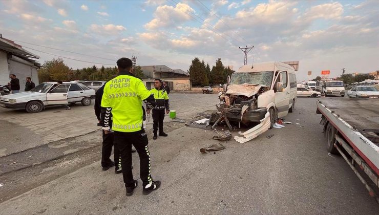 Şanlıurfa’da tırla minibüsün çarpıştığı kazada 12 kişi yaralandı