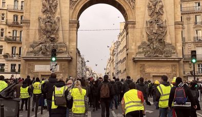 Sarı yelekliler 6. yılında Paris’te sokağa indi