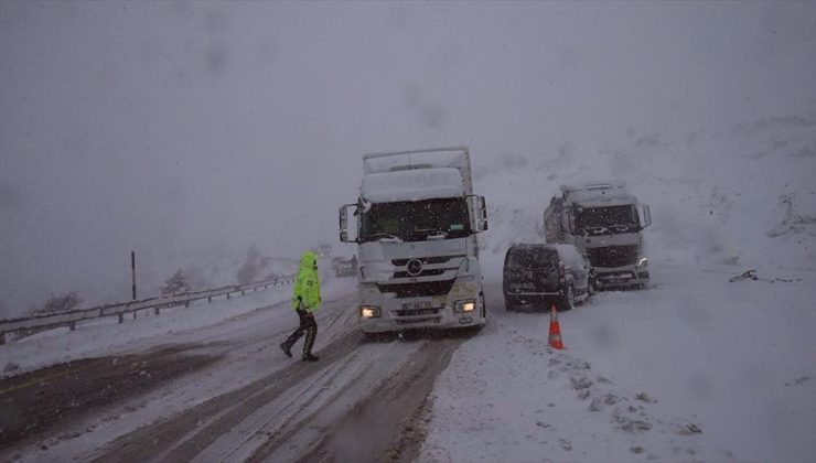 Tokat-Sivas yolunda kar nedeniyle çok sayıda tır ve çekici yolda kaldı