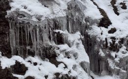 Yozgat’ta ağaçlarda ve banklarda buz sarkıtları oluştu